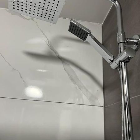 004- Brand New 1 Bedroom Apartment F1 イーリング エクステリア 写真
