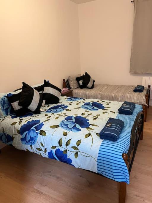 004- Brand New 1 Bedroom Apartment F1 イーリング エクステリア 写真