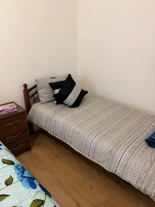 004- Brand New 1 Bedroom Apartment F1 イーリング エクステリア 写真