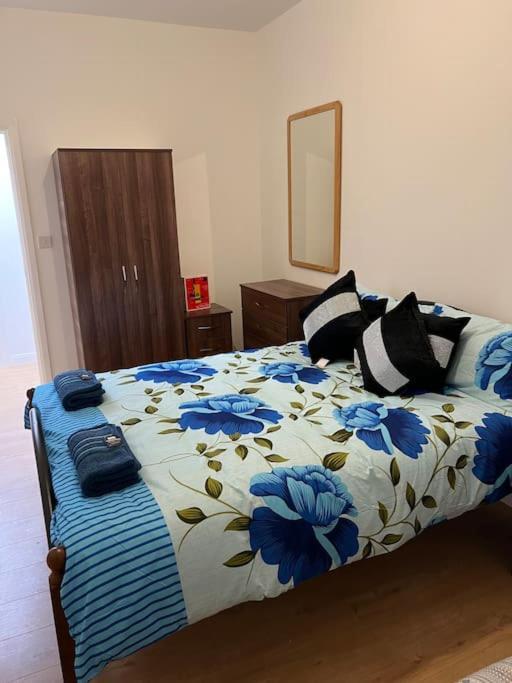 004- Brand New 1 Bedroom Apartment F1 イーリング エクステリア 写真