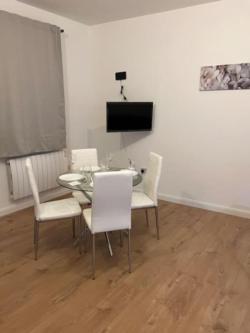 004- Brand New 1 Bedroom Apartment F1 イーリング エクステリア 写真