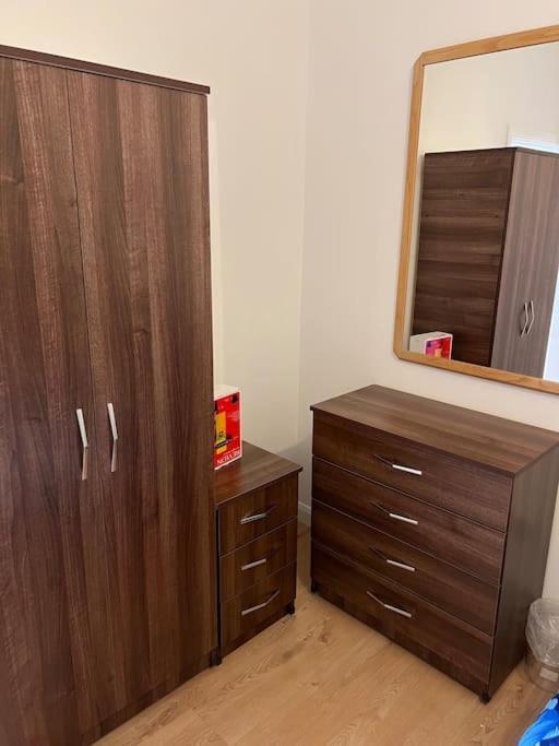 004- Brand New 1 Bedroom Apartment F1 イーリング エクステリア 写真