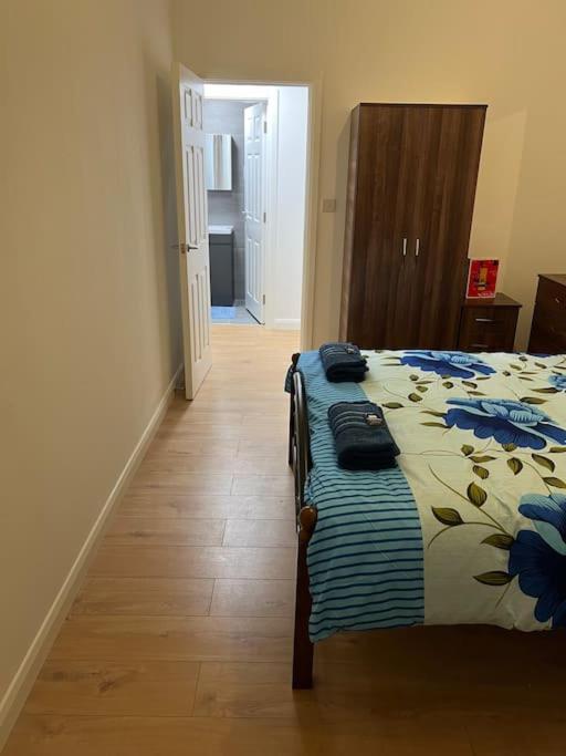 004- Brand New 1 Bedroom Apartment F1 イーリング エクステリア 写真