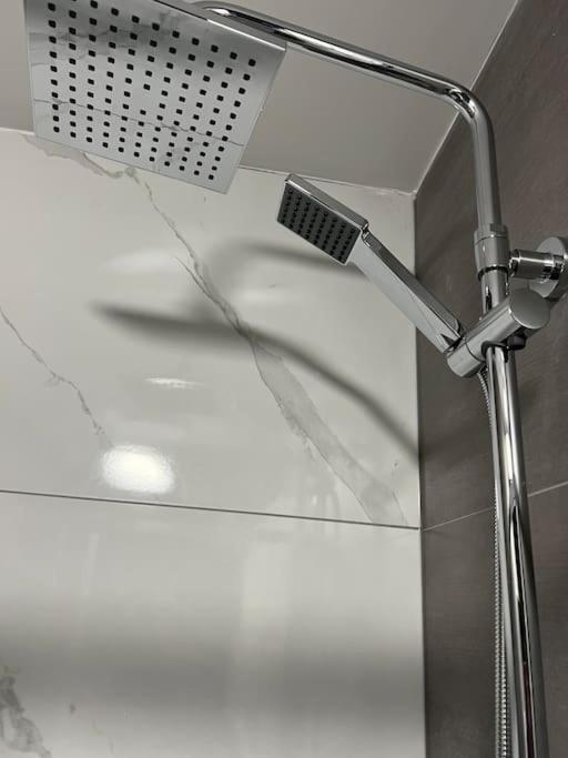 004- Brand New 1 Bedroom Apartment F1 イーリング エクステリア 写真