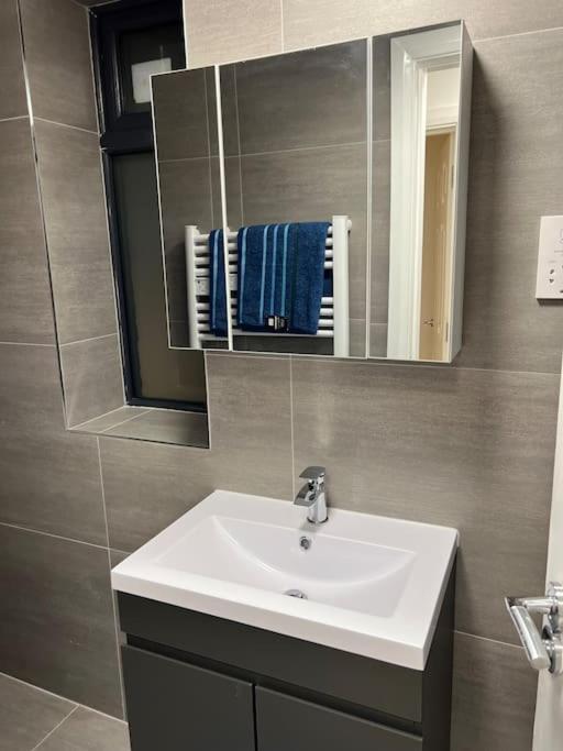 004- Brand New 1 Bedroom Apartment F1 イーリング エクステリア 写真