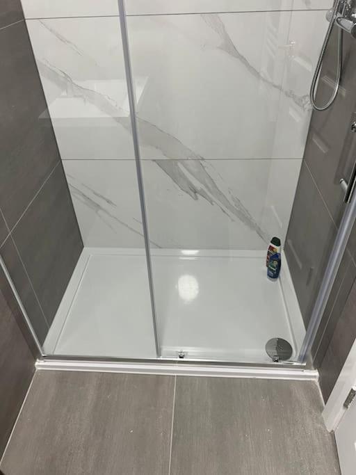 004- Brand New 1 Bedroom Apartment F1 イーリング エクステリア 写真