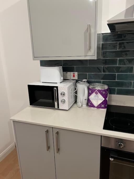 004- Brand New 1 Bedroom Apartment F1 イーリング エクステリア 写真