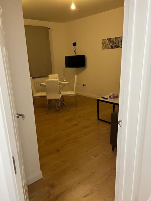 004- Brand New 1 Bedroom Apartment F1 イーリング エクステリア 写真